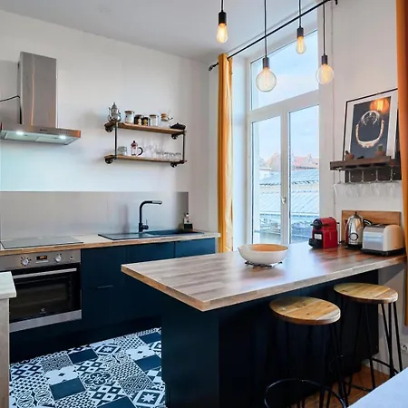 1 Bedroom Near Metro, Shops & Schools 아파트 릴