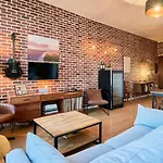 1 Bedroom Near Metro, Shops & Schools * リール