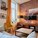 1 Bedroom Near Metro, Shops & Schools Apartamento