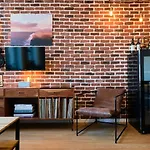 1 Bedroom Near Metro, Shops & Schools リール