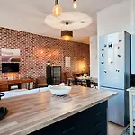1 Bedroom Near Metro, Shops & Schools アパート *