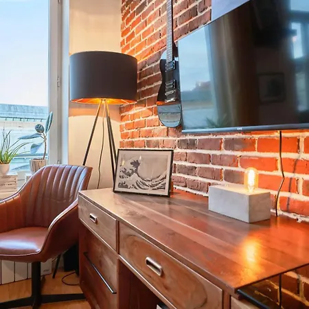 1 Bedroom Near Metro, Shops & Schools アパート