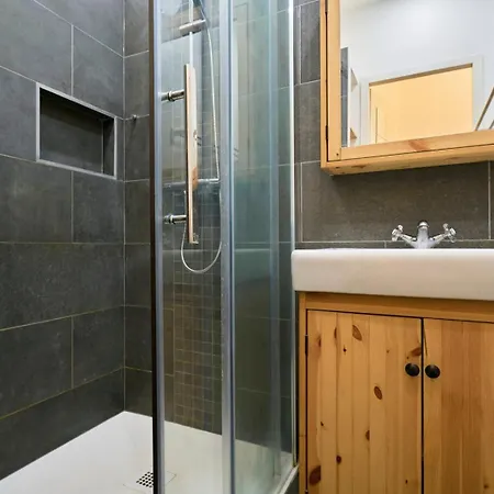 1 Bedroom Near Metro, Shops & Schools Λιλ