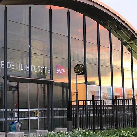 1 Bedroom Near Metro, Shops & Schools アパート