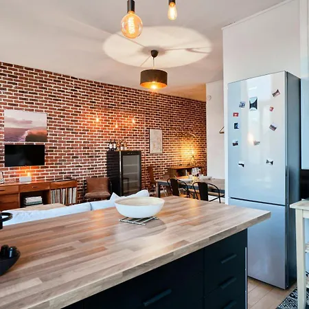 1 Bedroom Near Metro, Shops & Schools Διαμέρισμα *