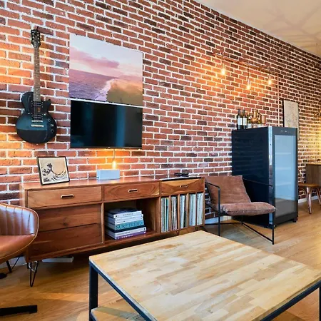 1 Bedroom Near Metro, Shops & Schools