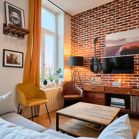 1 Bedroom Near Metro, Shops & Schools Lejlighed