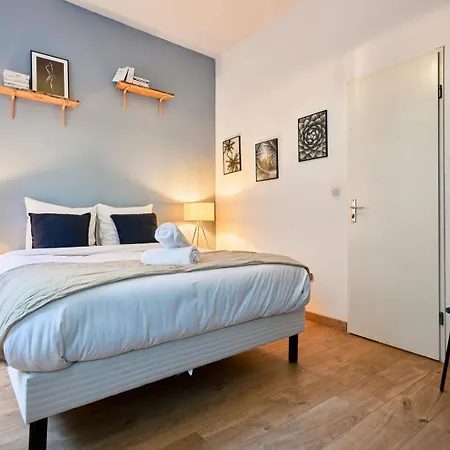 1 Bedroom Near Metro, Shops & Schools Lejlighed *