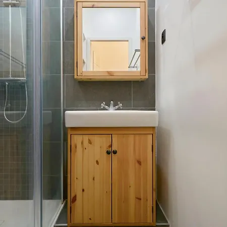 Appartamento 1 Bedroom Near Metro, Shops & Schools Lilla